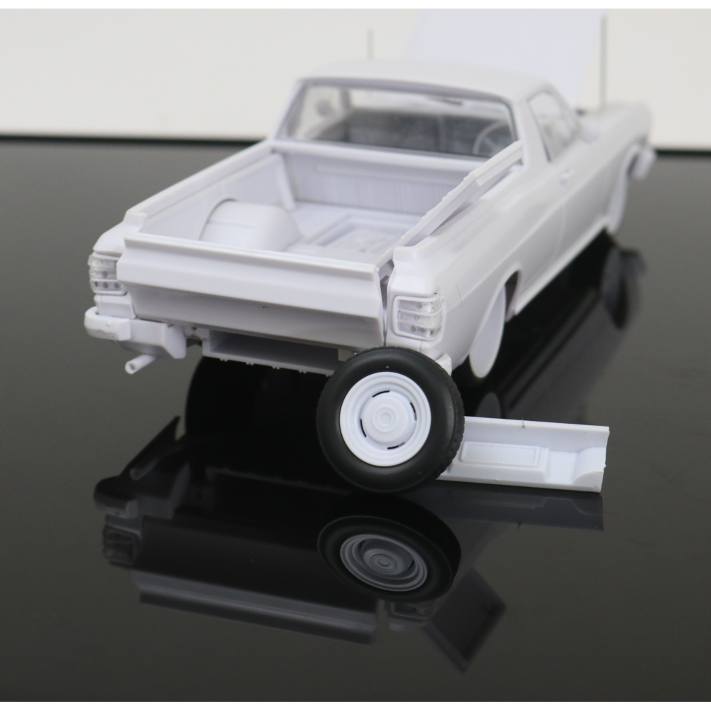 Custom XW Ford Ute Slammed, 1:24 Scale Plastic Model Kit